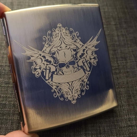 NEW! Elegant Skull And Scroll Embossed Cigarette Case - Picture 5 of 6